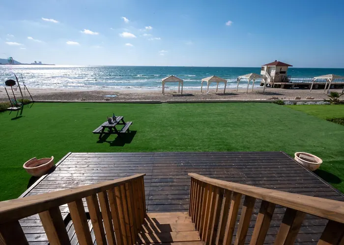 מבנים בים 77 Suites At Sea