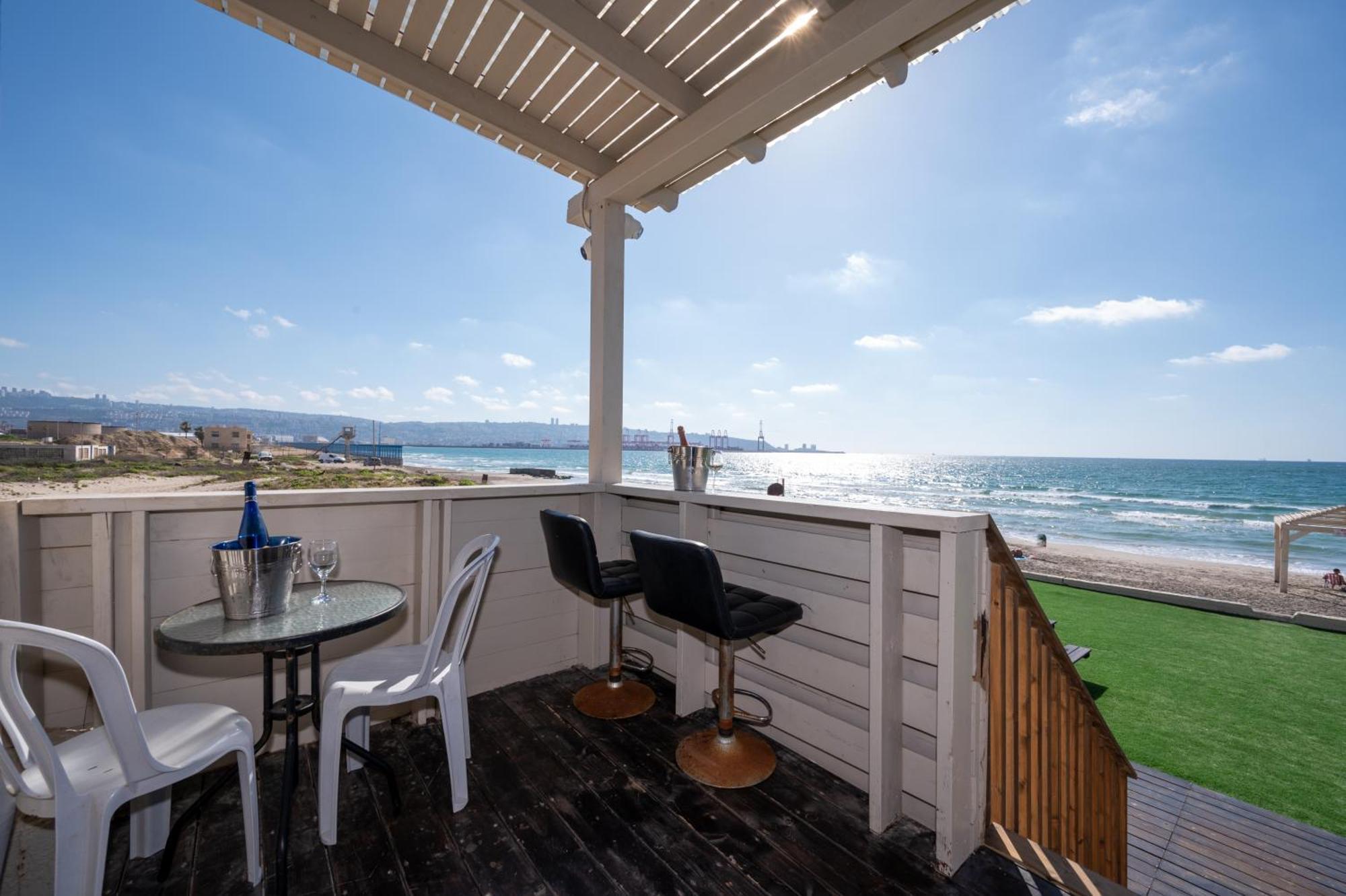 מבנים בים 77 At Sea Apartment *